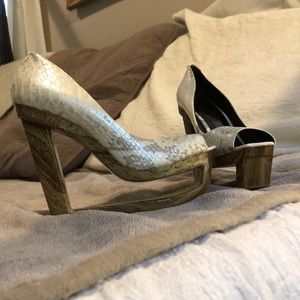 Jessica Simpson’s snake cutout platform